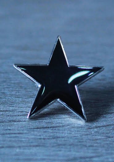 Black star - enamel badge
